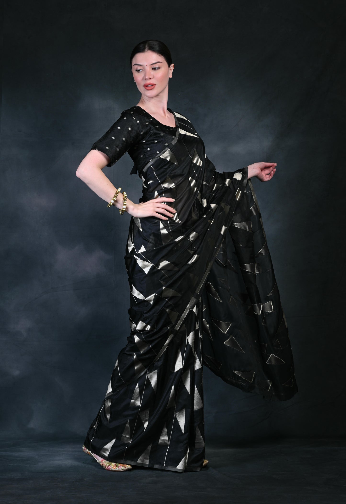Women's Trendy Black Organza Saree VT4001