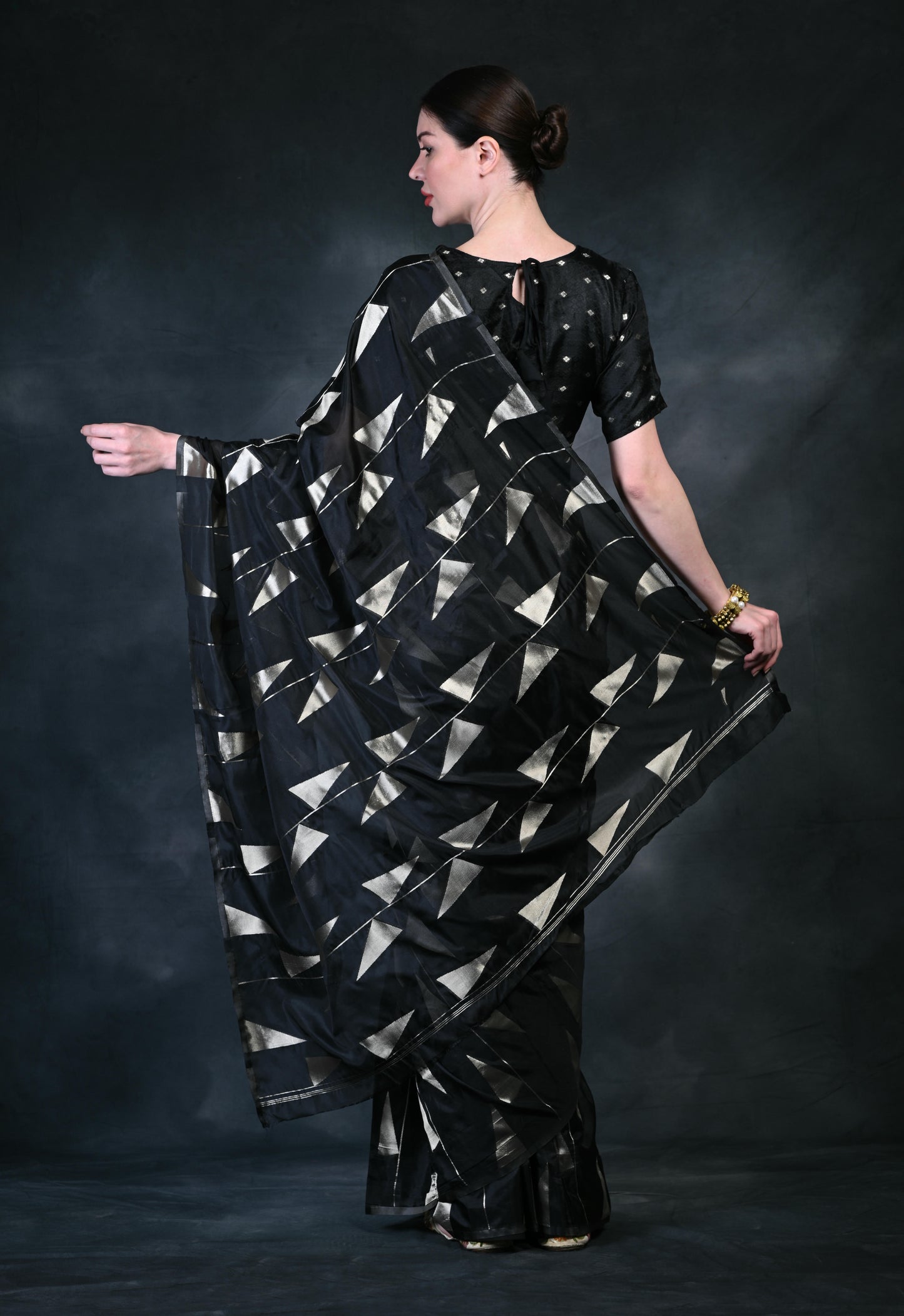 Women's Trendy Black Organza Saree VT4001